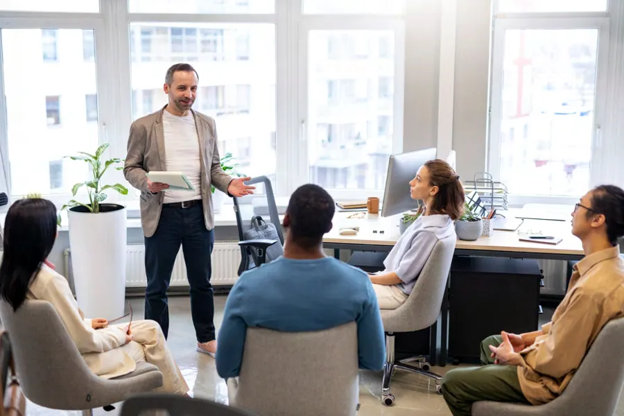 Formación corporativa con un grupo de líderes