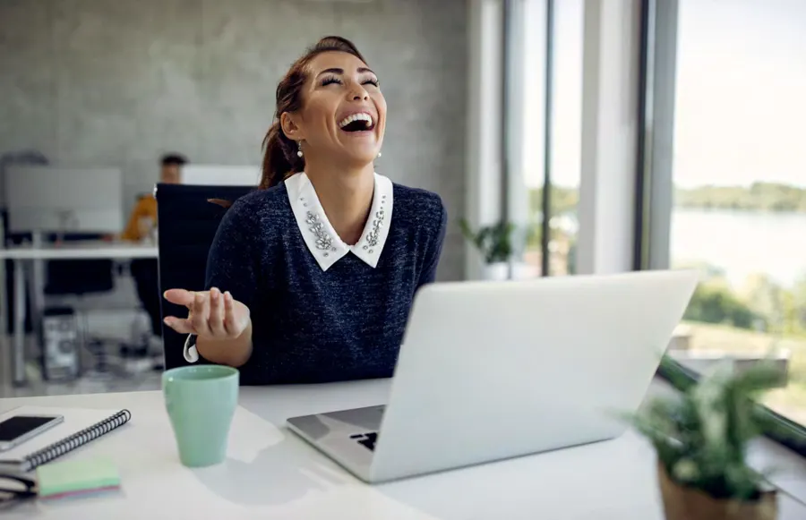 Colaboradora feliz trabajando